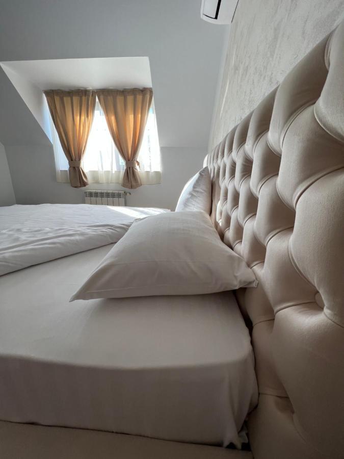 Casa Mignon Hotel Oradea Ngoại thất bức ảnh